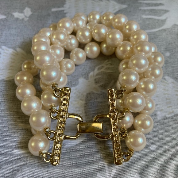 Jewelry - Vintage style Faux pearl bracelet with gold toned clasp and detail